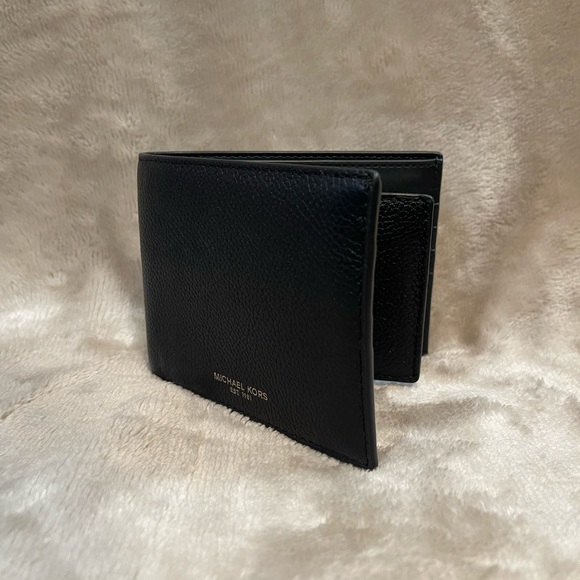 NWT Michael Kors Billfold with Pass Case - Picture 2 of 7